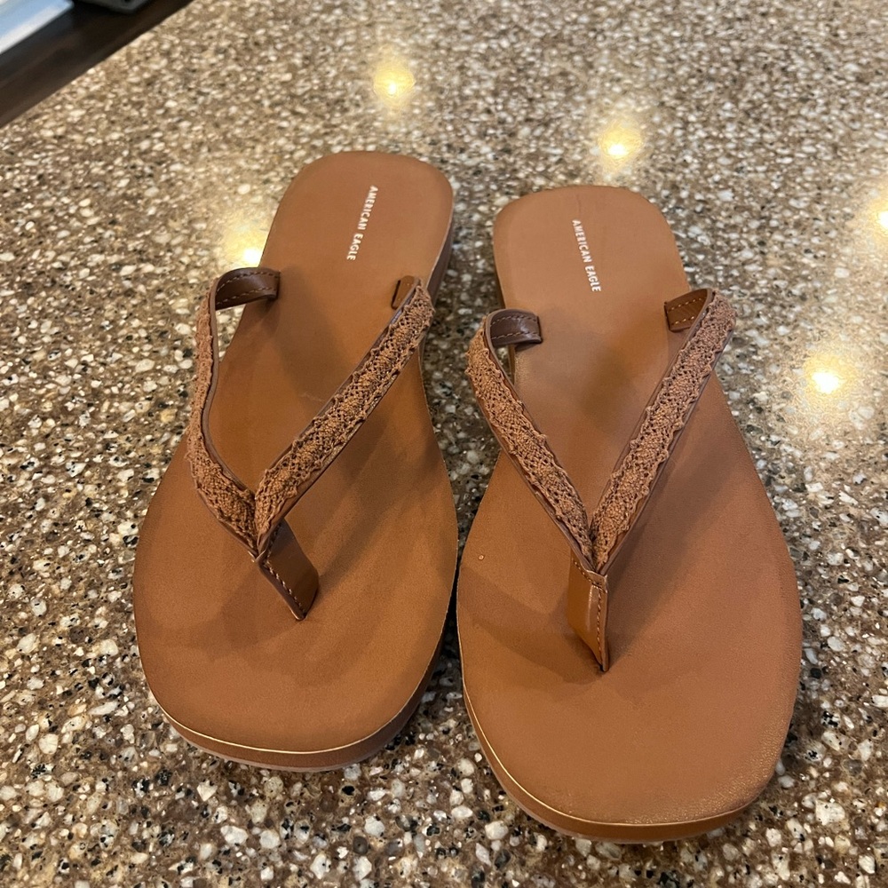 American Eagle brown women’s flip flops
